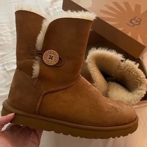 Short bailey button ugg boots